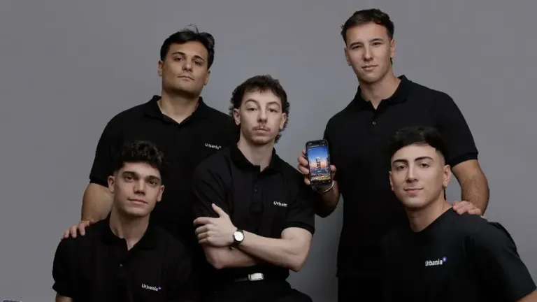 El equipo de Urbania con un showroom virtual abierto en el celular